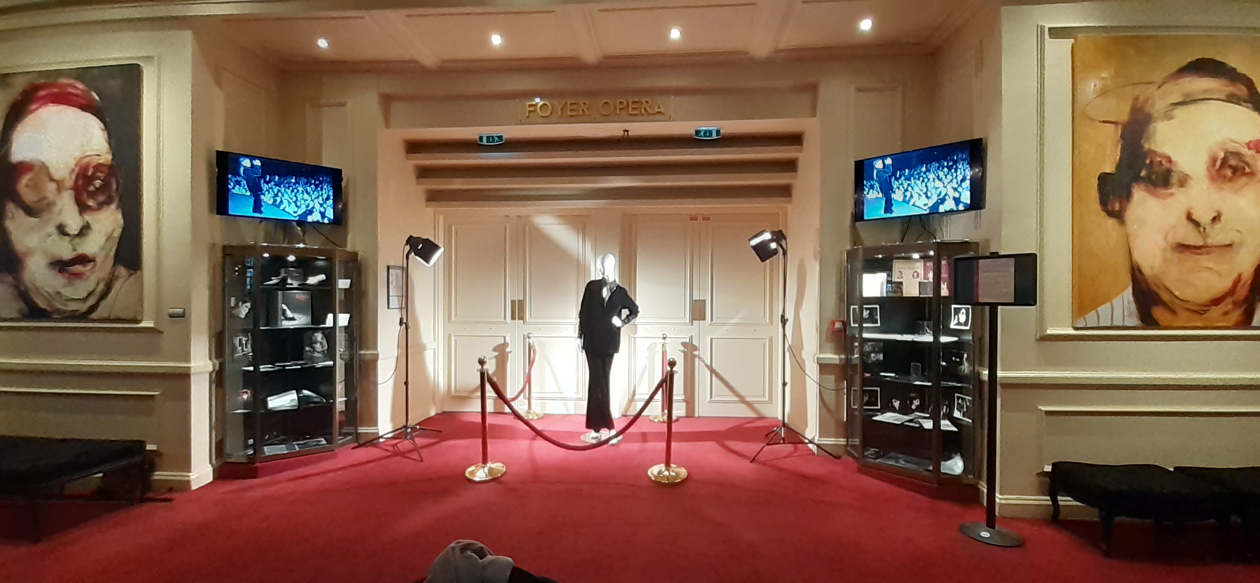 Réception à l'intérieur du Théâtre Mogador pour l'inauguration de la plaque commémorative de Barbara